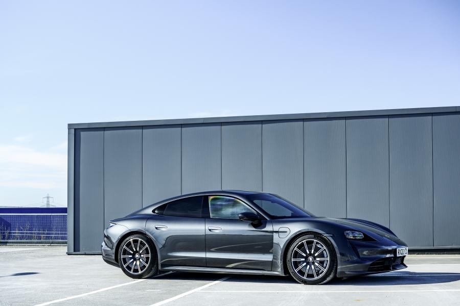  Porsche Taycan Turbo 2020 года  (UK) (фото 19 из 40)